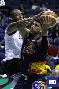 Rain or Shine's Shawn Taggart (right) battles with the ball against Mahindra's James White (MB Photos| JAY GANZON)