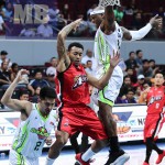 Alaska's Calvin Abueva (center) loses the ball from Globalpot's Mac Baracael (left) and Murphy Holloway's defense (MB photo |Rio Leonelle Deluvio)