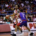 Chris Ross of San Miguel Beer is guarded by Justin Melton of the Magnolia Hotshots (PBA Images)