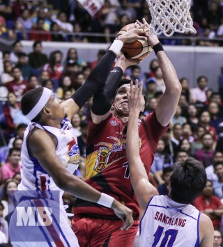 San Miguel's June Mar Fajardo tries to score against Magnolia's Rafi Reavis (left) and Ian Sangalang (MB photo | Rio Leonelle Deluvio)