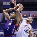 Meralco's Jared Dillinger tries to block Columbian Dyip's Charles Aiken (MB photo | Rio Leonelle Deluvio)