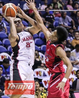 Alaska's Vic Manuel tries to score against Blackwater's Renz Palma (MB photo | Rio Leonelle Deluvio)