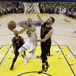 Golden State Warriors' Stephen Curry (30) drives to the basket. (AP Photo/Marcio Jose Sanchez)