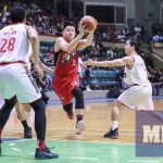Alaska's Jeron Teng drives past Phoenix defenders (MB photo |Rio Leonelle Deluvio)