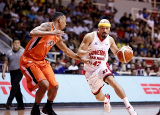 Mark Caguioa of Barangay Ginebra guarded by Chris Newsome of Meralco (PBA Images)