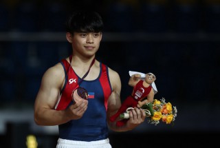 Bronze medallist Carlos Edriel Yulo of the Philippines poses for a picture after winning in the floor exercise during day nine of the 2018 FIG Artistic Gymnastics Championships at the Aspire Dome on November 2, 2018 in Doha, Qatar. (KARIM JAAFAR / AFP)