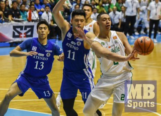 La Salle's Taane Samuel passes off with Ateneo's Isaac Go defending. (MB photo | Kevin Espiritu)