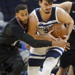 Los Angeles Clippers' Garrett Temple, left, defends against Minnesota Timberwolves' Dario Saric, right. The Timberwolves won 130-120. Photo/Jim Mone)