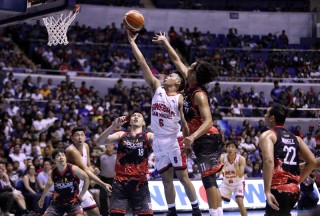 Alex Mallari of Phoenix tries to block a shot by Scottie Thompson of Ginebra. (PBA Images)