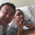 Filipino boxer Renerio Arizala, coming off brain surgery after a TKO loss on March 31 in Yokohama, receives a well-wisher in Kei Nidaira, who gifted him with a sweater and pair of running shoes.