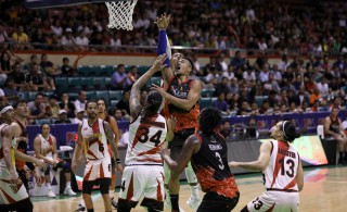GUTSY MOVE: Phoenix Pulse’s Calvin Abueva tries to score against San Miguel’s Matt Ganuelas-Rosser (back) and Christian Standhardinger in Game 4 of their bruising PBA Philippine Cup semis series Tuesday night which the Beermen won, 114-91, at the Cuneta Astrodome in Pasay City. (PBA images)