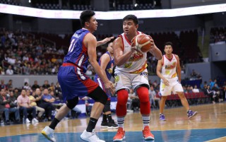 Beau Belga of Rain or Shine guarded by Ian Sangalang of Magnolia. (PBA Images)