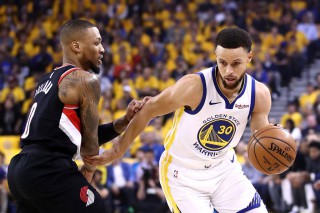Stephen Curry #30 of the Golden State Warriors dribbles against Damian Lillard #0 of the Portland Trail Blazers (Ezra Shaw/Getty Images/AFP)