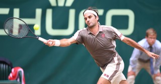 Roger Federer from Switzerland returns to Jo-Wilfried Tsonga from France at the ATP tennis tournament in Halle, western Germany. (Photo by CARMEN JASPERSEN / AFP)