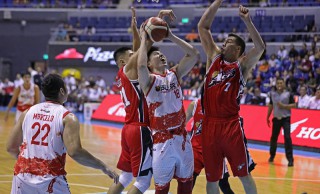 Justin Chua of Phoenix Pulse tries to get a shot up against Alaska defenders (PBA Images)