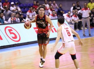 Matthew Wright of Northport guarded by Robert Bolick Jr. (PBA Images)