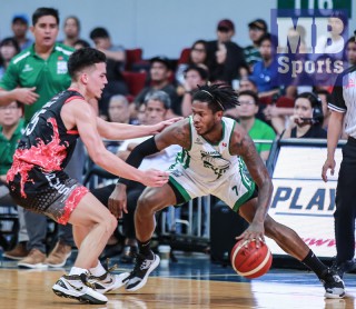 Matthew Wright of Phoenix guards CJ Perez of Columbian Dyip (MB photo | Rio Deluvio)