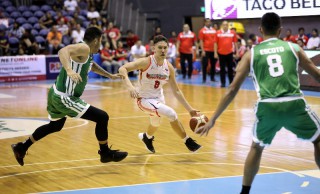 Robert Bolick of NorthPort Batang Pier drives past Eric Camson of Columbian Dyip (PBA Images)