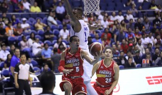 DAREDEVIL: Ginebra guard LA Tenorio wowed the crowd with his tough one-handed layup against TNT KaTropa import Terrence Jones in the opener of the semis series which the KaTropa won, 95-92, on Friday at the Smart Araneta Coliseum. (PBA images)