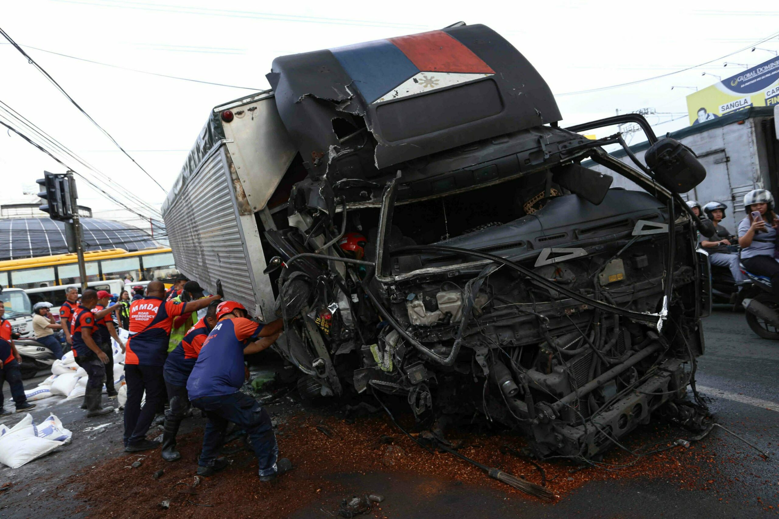 Truck helper dies after leaping from crashing van in QC – Tempo