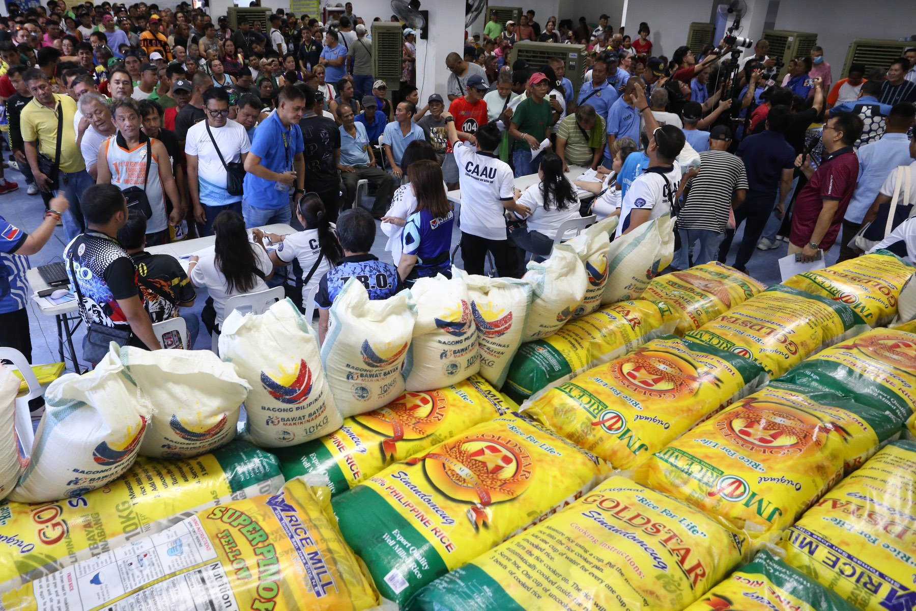 Senior citizens, drivers receive rice in Mandaluyong – Tempo